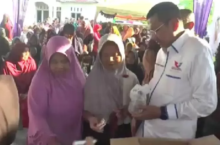 Warga Serbu Bazar Murah Minyak Goreng Caleg Perindo di Deliserdang 