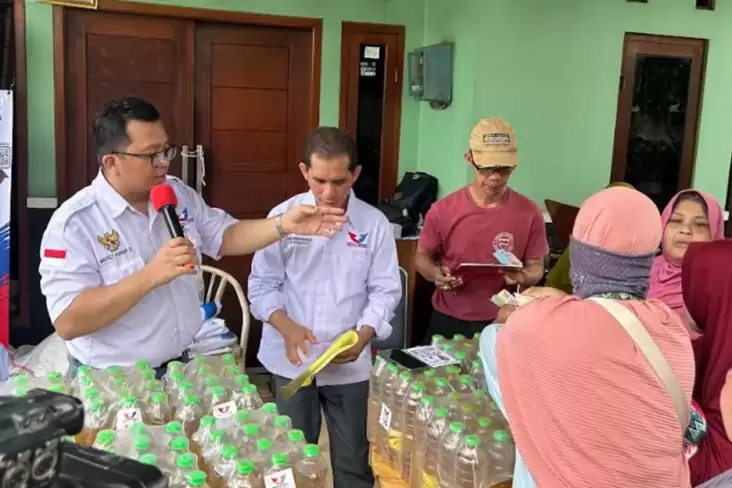 Caleg Partai Perindo Yand Abraham dan Andrey Irawan Gelar Bazar Murah di Bambu Apus 