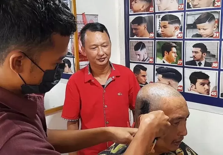 Penuhi Nazar, Relawan Caleg Partai Perindo Gunduli Rambut usai Kandidatnya Lolos DPRD Kota Jambi 