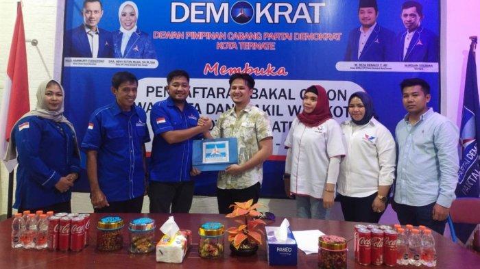 Maju Pilkada, Ketua DPD Partai Perindo Ternate Ambil Formulir Pendaftaran di Demokrat