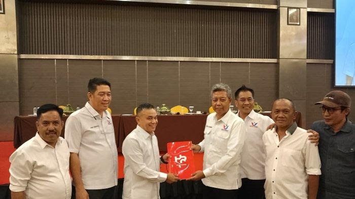 Petahana Hadianto Rasyid Kembalikan Formulir Pendaftaran di Partai Perindo Kota Palu      