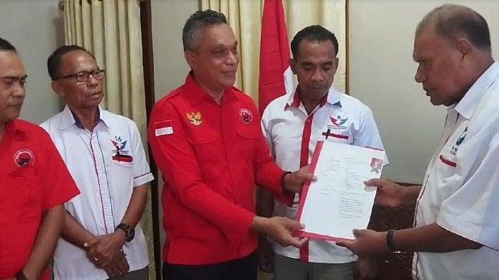 Martin Wodon Dampingi Robi Idong Saat Daftar Bacabup di Partai Perindo Sikka
