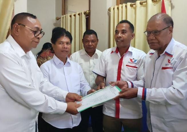 Pengusaha dan Pejabat Pemkab Sikka Ambil Formulir Pendaftaran Cabup-Cawabup di DPD Partai Perindo 