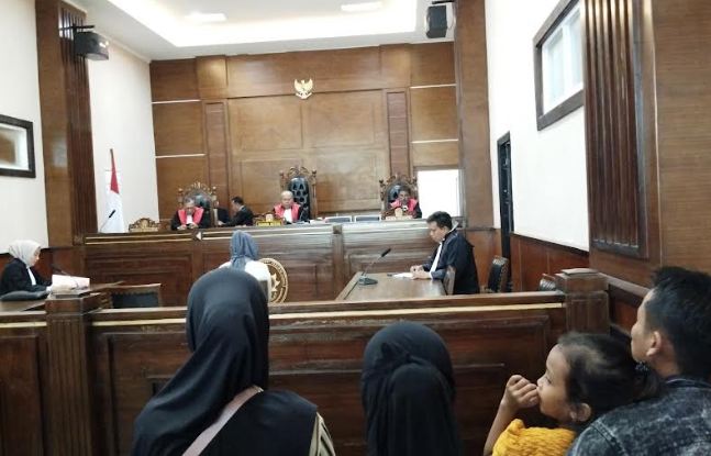 Usai Dengar Tuntutan JPU, Terdakwa Kriminalisasi Perusahaan Eksport Ikan Tersedu Peluk Anak