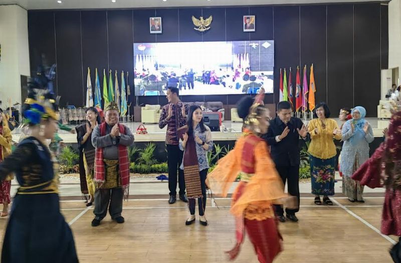 Wamenparekraf Angela Tanoesoedibjo Dapat Kejutan Ulang Tahun dari Mahasiswa Poltekpar Medan