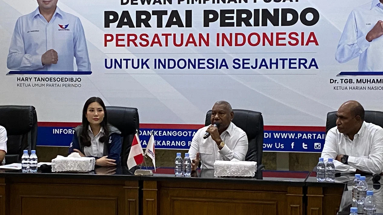 Resmi Didukung Partai Perindo, Dominggus Mandacan Janji Majukan Papua Barat 