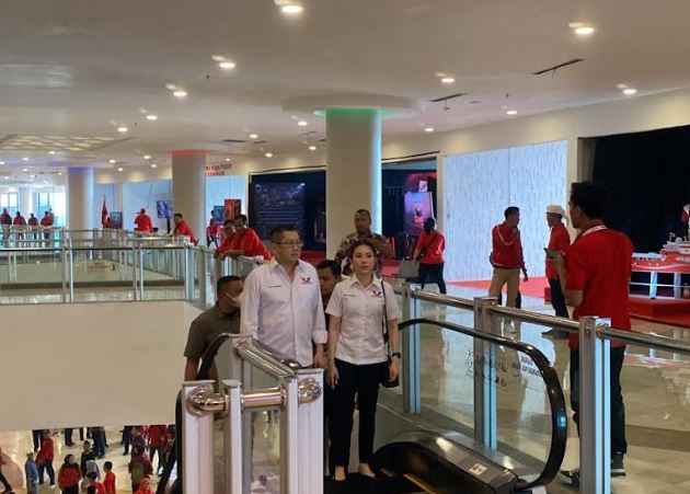 Didampingi Angela, Hary Tanoesoedibjo Tiba di Lokasi Rakernas PDIP ke-V