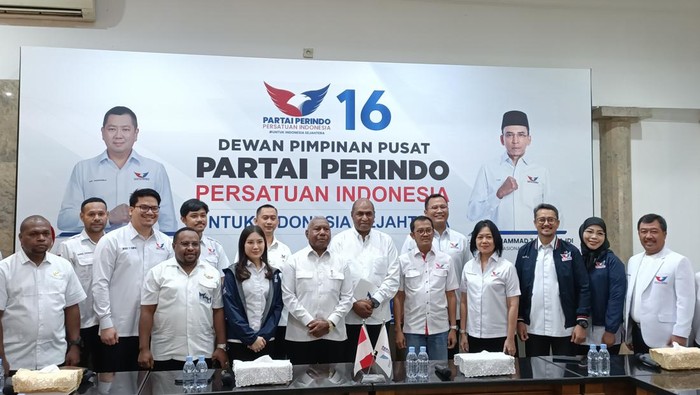 Partai Perindo Beri Surat Rekomendasi Dominggus Mandacan untuk Pilgub Papua Barat