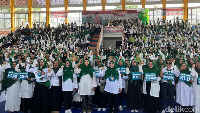 Emak-emak 'Jilbab Ijo' Deklarasi Dukung Rohmi-Firin di Pilgub NTB 2024