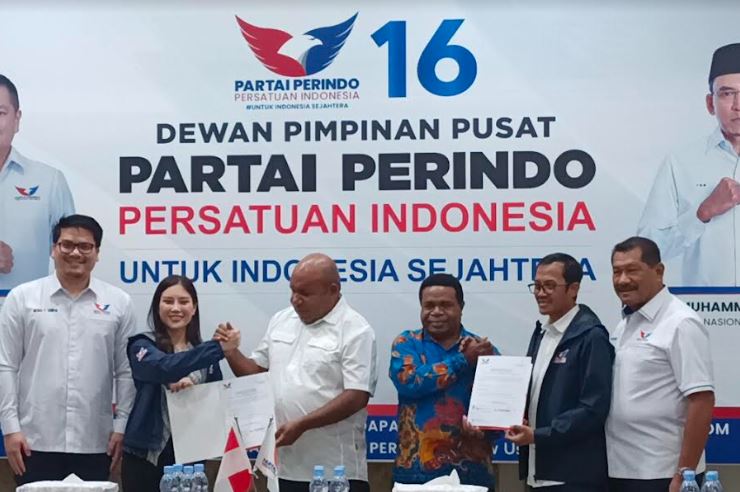 Ketua Harian Nasional DPP Partai Perindo Angela Tanoesoedibjo Serahkan B1-KWK ke Cagub-Cawagub Papua Pegunungan