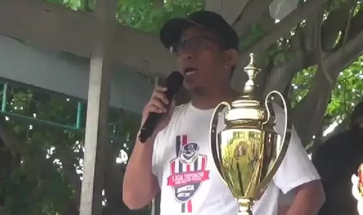 Ketua Partai Perindo Sulteng Serahkan Piala Usia Dini Kejuaraan Sepak Bola di Palu 