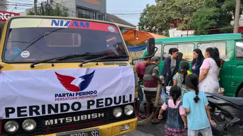 Penuhi Kebutuhan Warga Antapani Bandung, Partai Perindo Kirim Bantuan 10 Mobil Tangki Air Bersih 