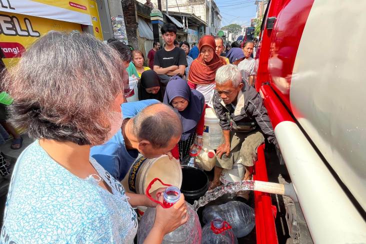 Partai Perindo Salurkan Air Bersih di Kota Bandung, Warga Antapani Semringah 