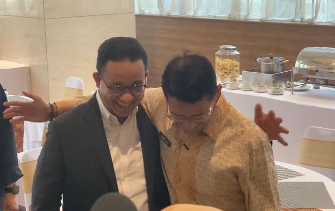 Bertemu di Mukernas Partai Perindo, Anies dan Sandi Terlihat Akrab Saling Peluk