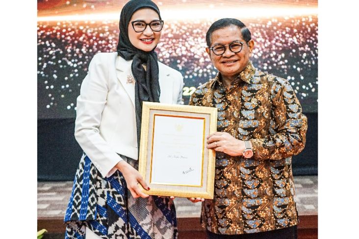 Angkie Yudistia Terima Penghargaan Tanda Kehormatan Satyalancana Wira Karya 