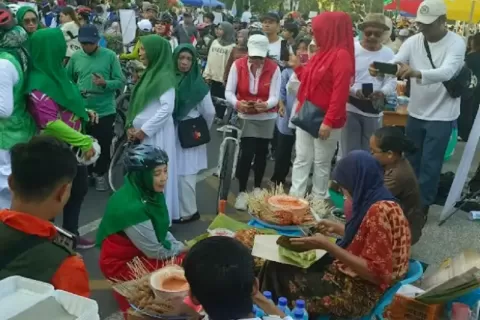 Ramahnya Cagub NTB Sitti Rohmi Djalilah Berdialog dengan Pedagang di Area CFD Mataram 