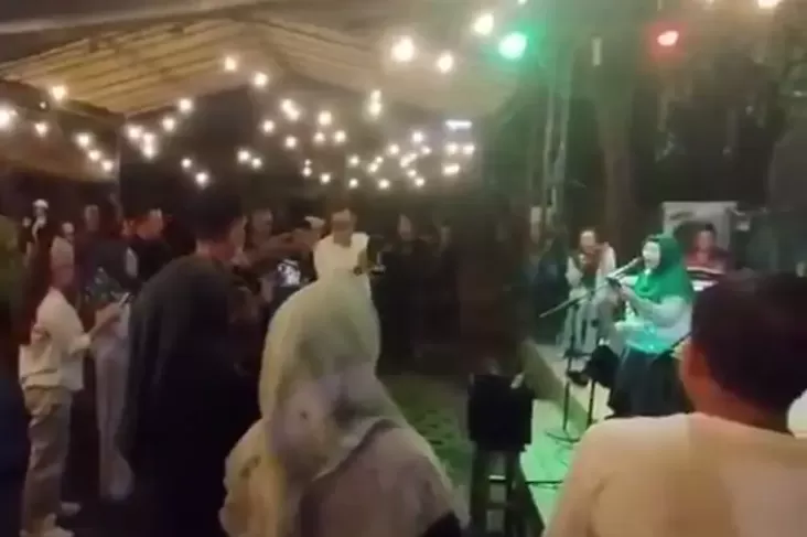 Cagub NTB Sitti Rohmi Nikmati Malam Minggu dan Sapa Pengunjung Cafe di Gunung Sari 