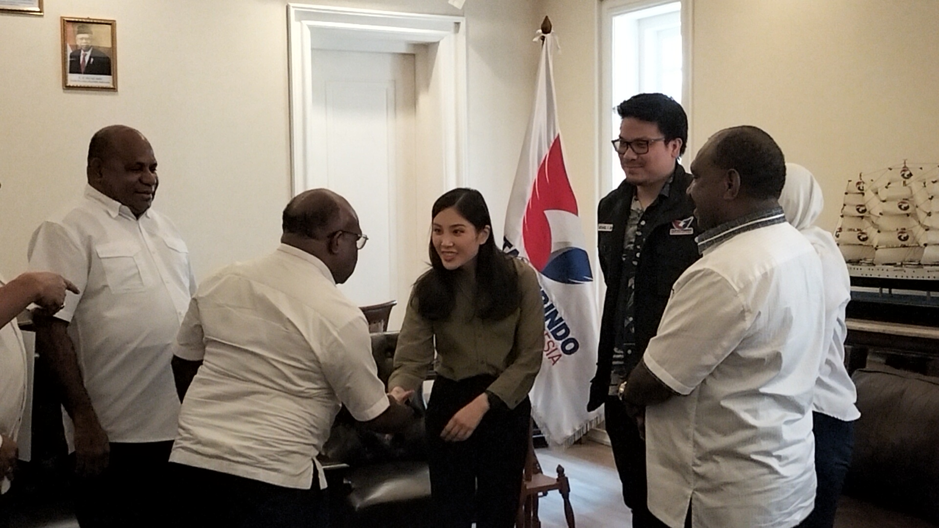 Keakraban Angela Tanoesoedibjo dengan Mathius-Aryoko, Pasangan Andalan Partai Perindo di Pilgub Papua