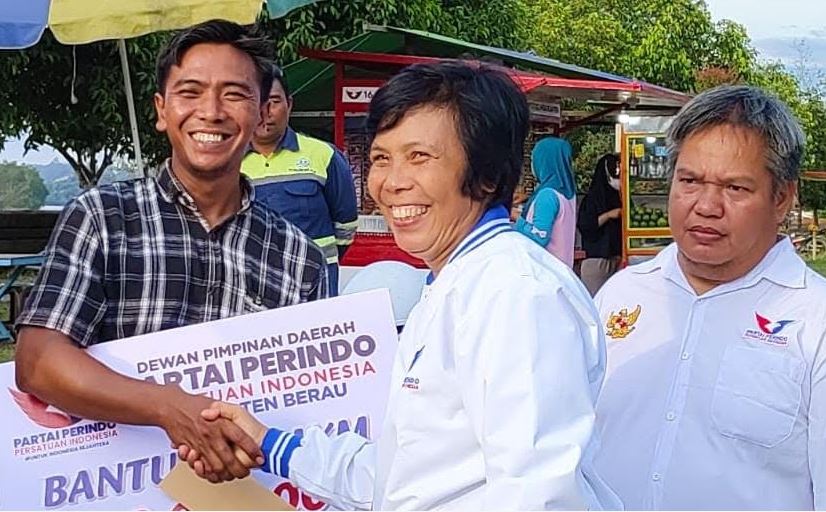 DPD Perindo Kabupaten Berau Bagikan 10 Gerobak UMKM di Teluk Bayur