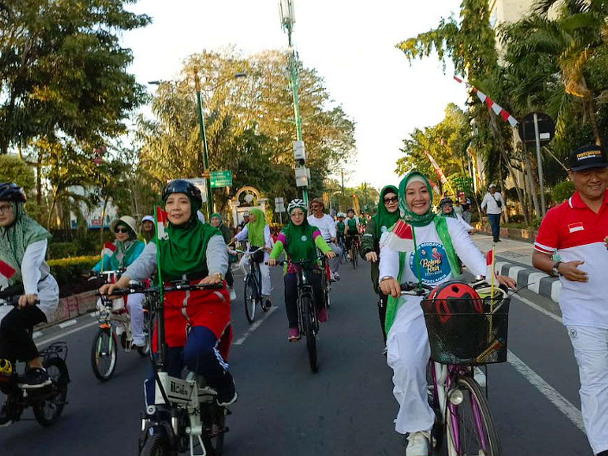 Gelar Sepeda Santai, Kehadiran Umi Rohmi Hebohkan CFD Mataram