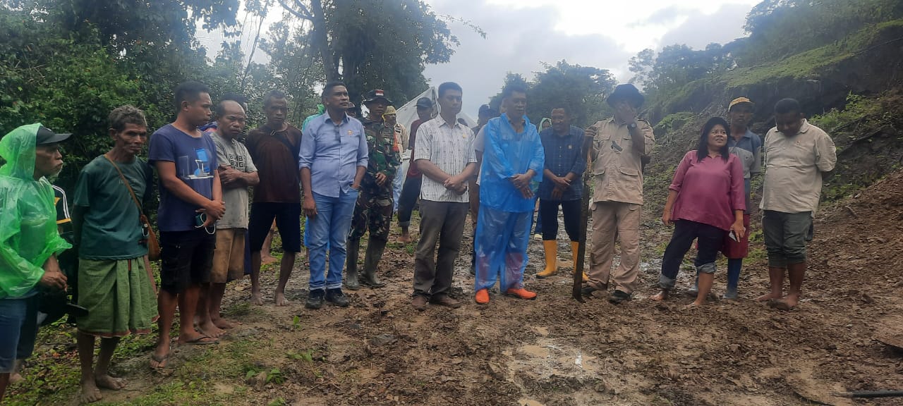 Anggota DPRD Kab Kupang dari Partai Perindo Turun Tangan Beri Bantuan Korban Bencana Longsor