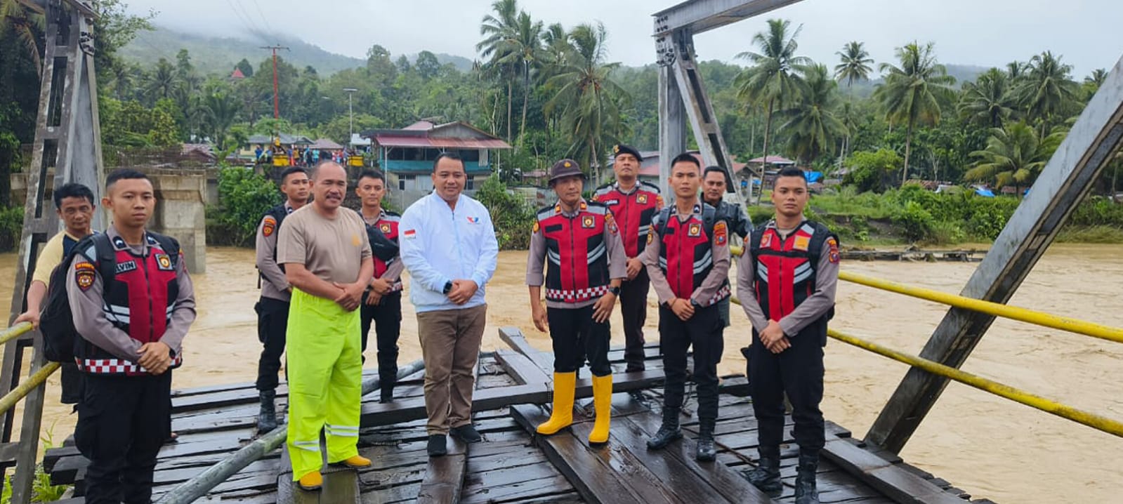 Tinjau Jembatan Sungai Oyo yang Putus, Legislator Partai Perindo Nias Barat Serukan Percepatan Pembangunan