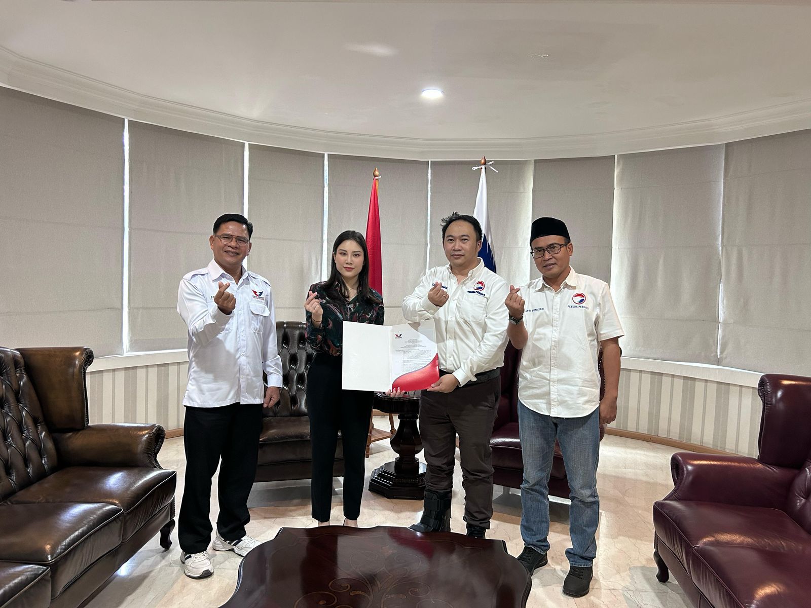 Tegaskan Transformasi, Angela Tanoesoedibjo Serahkan SK Plt. Pimpinan Pemuda Perindo ke William Tanuwijaya