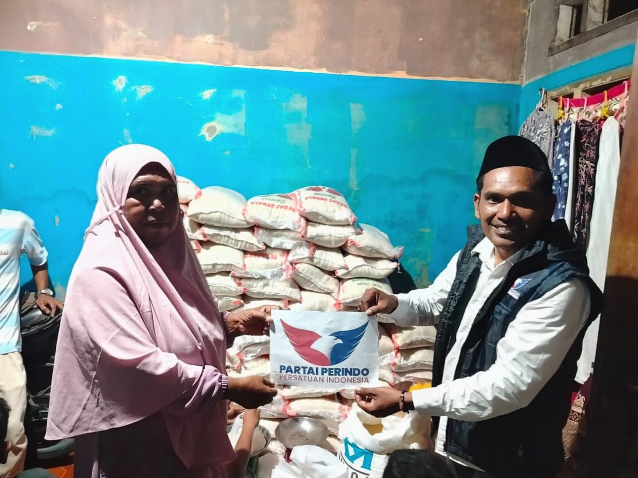 Berbagi di Bulan Suci, Legislator Partai Perindo Tual Yakub Letsoin Tebar Ratusan Paket Sembako & Perlengkapan Ibadah