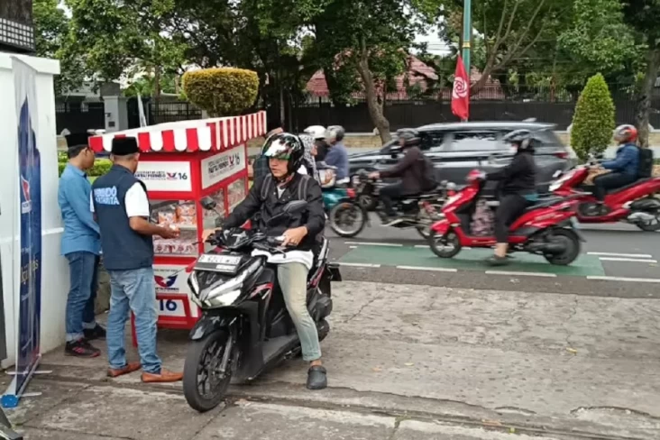 Partai Perindo Bagikan Takjil dan Kopiah, Ojol dan Pengendara: Ini Sangat Membantu