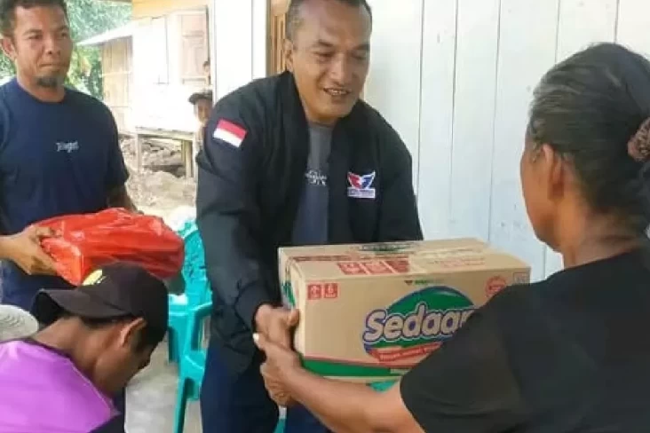 Anggota DPRD Perindo Hapus Air Mata 2 Balita Telantar di Manggarai Timur