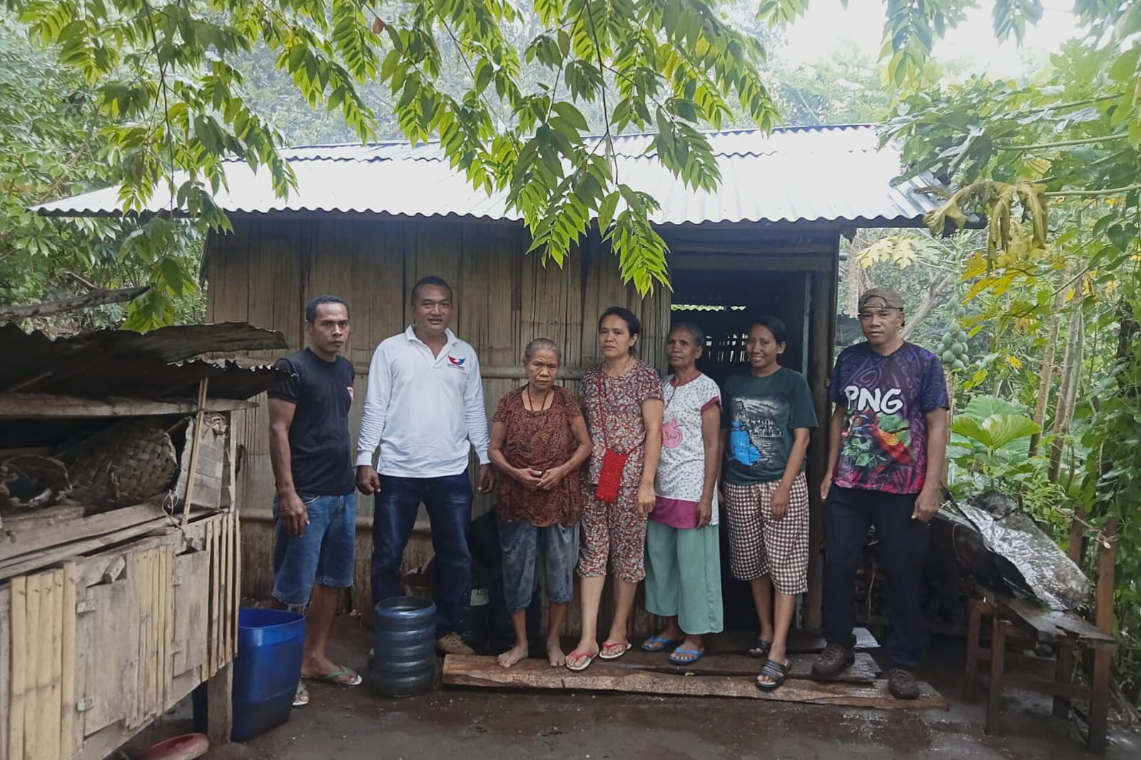 Peduli Sesama, Anggota Legislatif Partai Perindo Manggarai Timur Petrus Yohanes Elmiance Bantu Nenek yang Hidup Sebatang Kara di Gubuk Tua