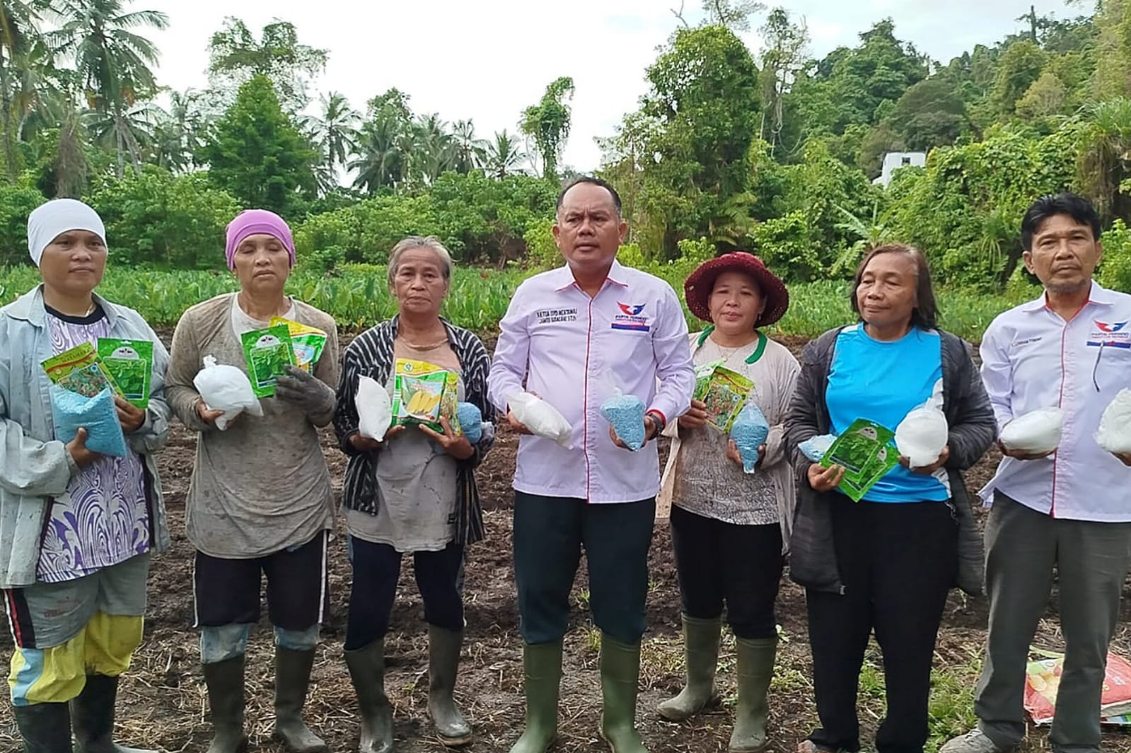 Bangun Ketahanan Pangan, Partai Perindo Kepulauan Mentawai Bantu Bibit & Pupuk untuk Kelompok Tani