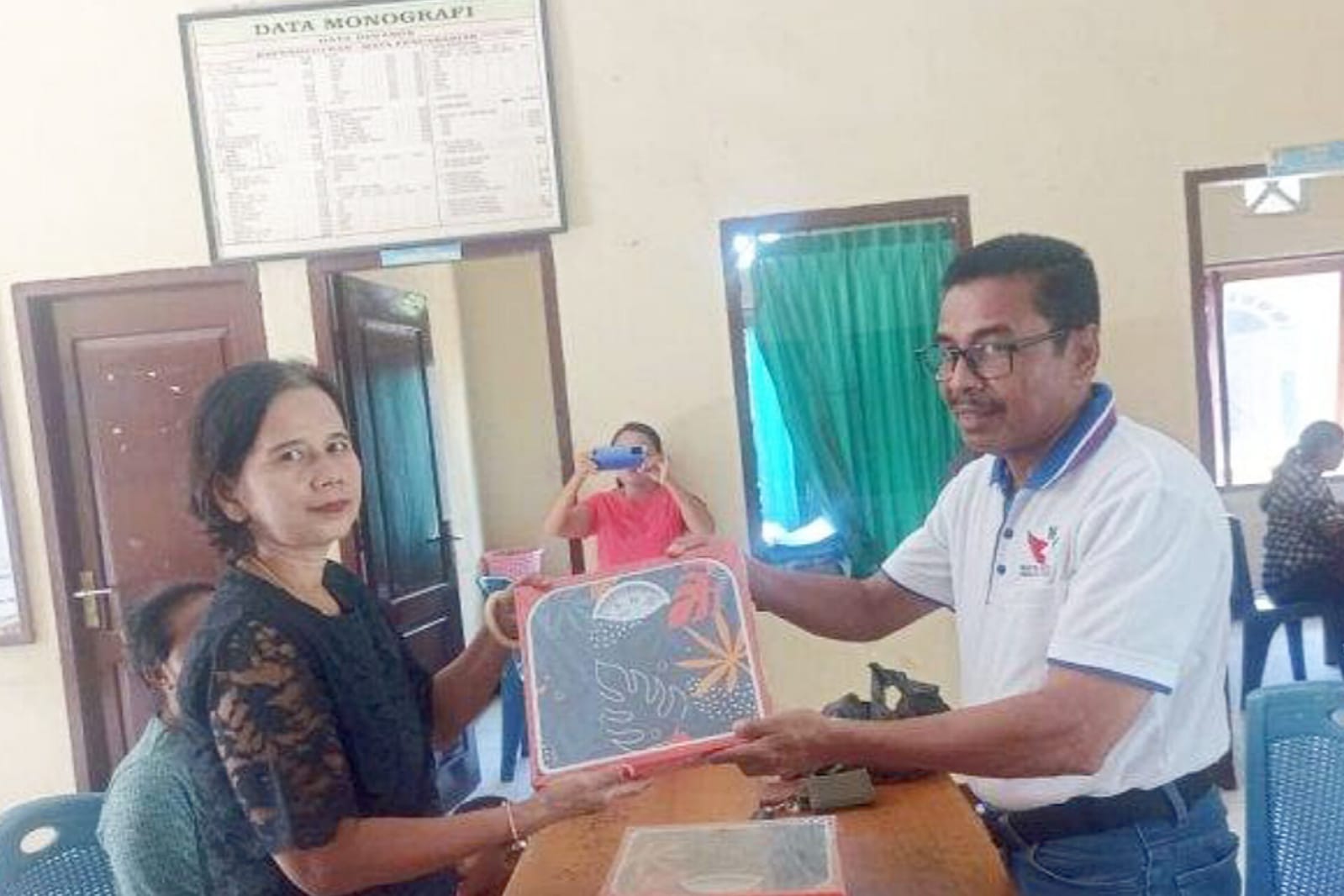 Serahkan Bantuan Alat Timbang, Anggota DPRD dari Partai Perindo Marthen Adji Tingkatkan Layanan Posyandu di Sikka NTT