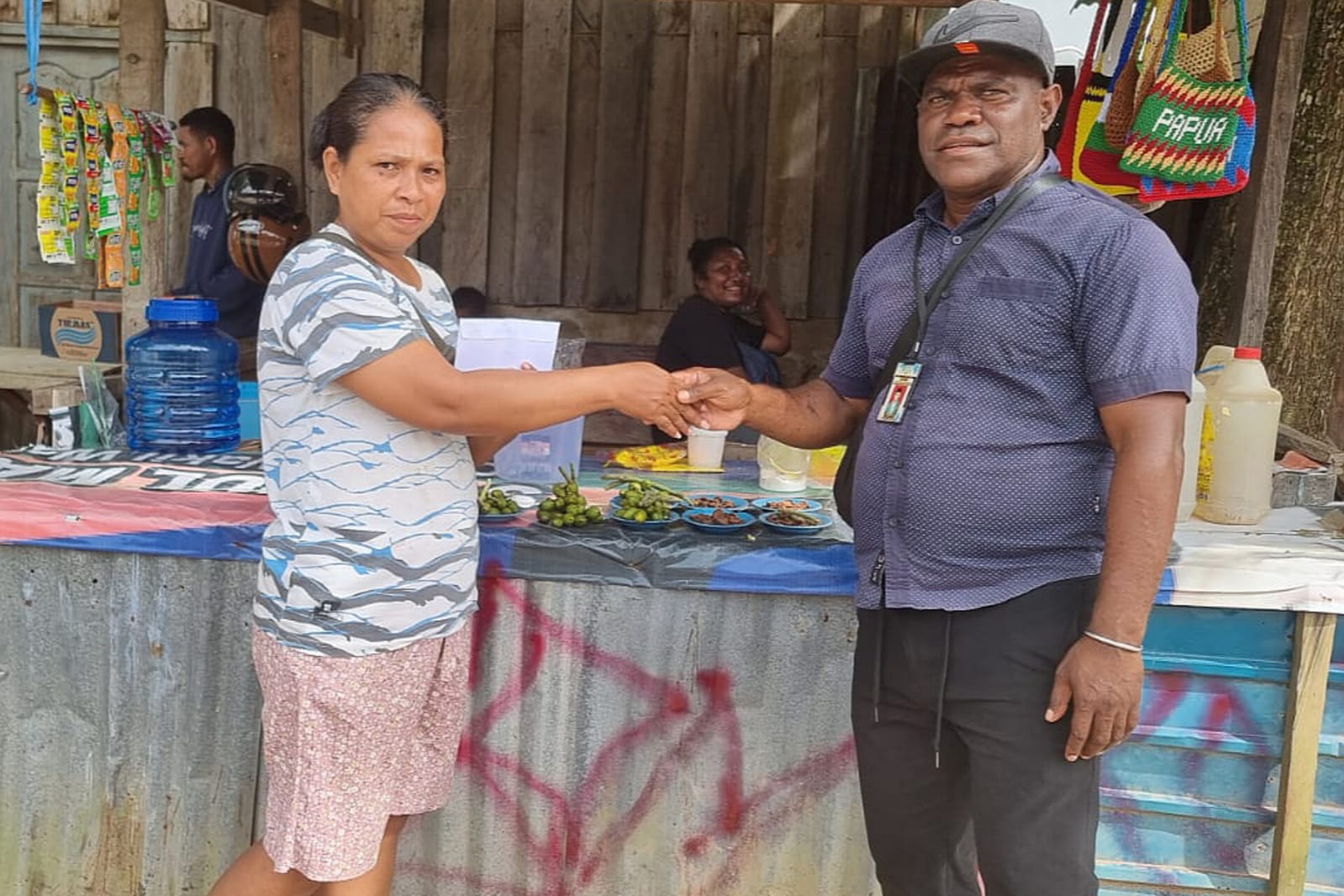 Bantu Pedagang Kecil, Legislator Partai Perindo Jhony Kareth Bertekad Majukan UMKM Kota Sorong