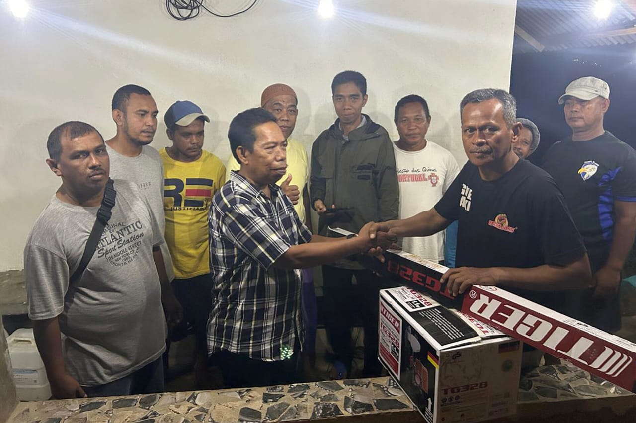 Peka Kebutuhan Warga Ambon, Legislator Partai Perindo Hamsudin Serahkan Alat Potong Rumput untuk Pemakaman