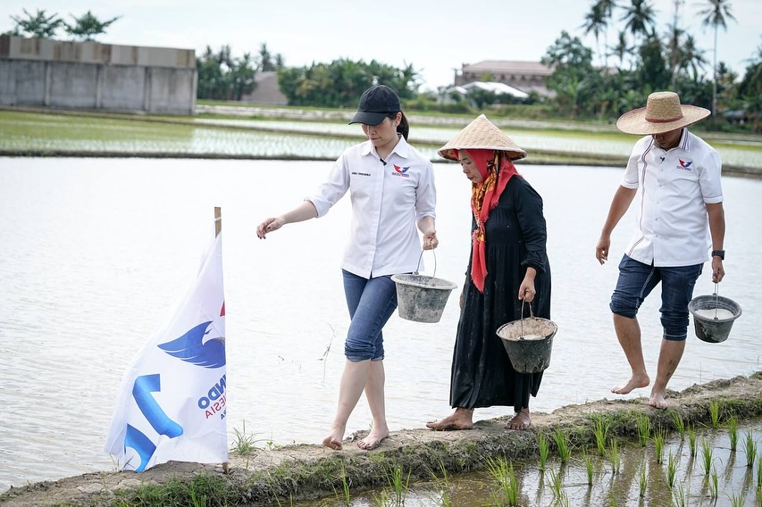 Dukung Ketahanan Pangan Nasional, Ketua Umum Partai Perindo Angela Tanoesoedibjo Serap Aspirasi & Bantu Pupuk ke Petani Deli Serdang