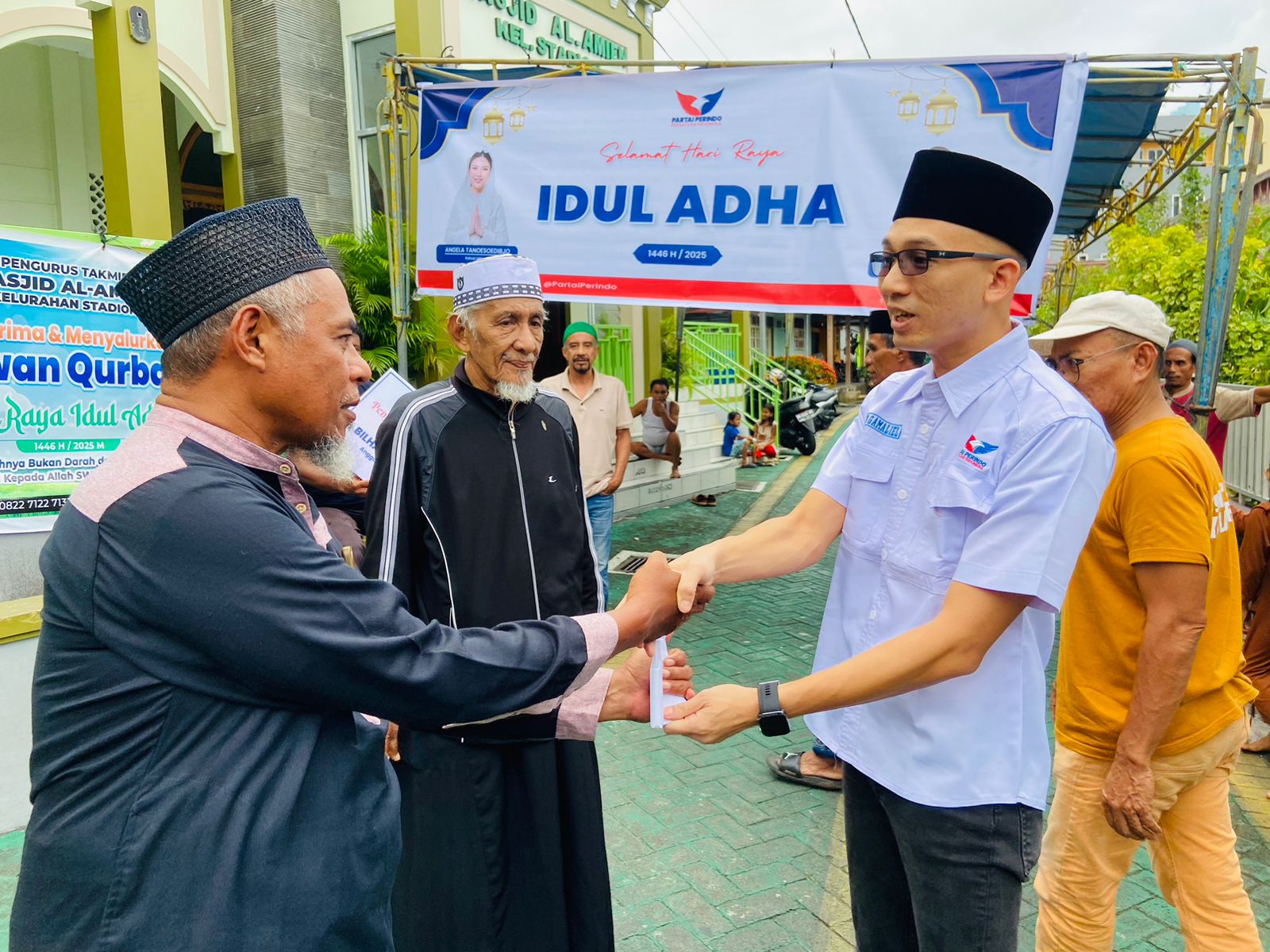 Bilhan Gamaliel Salurkan Hewan Kurban di Ternate, Meriahkan  Program Partai Perindo "Idul Adha Fest - 1.000.000 Kantong Kebahagiaan"