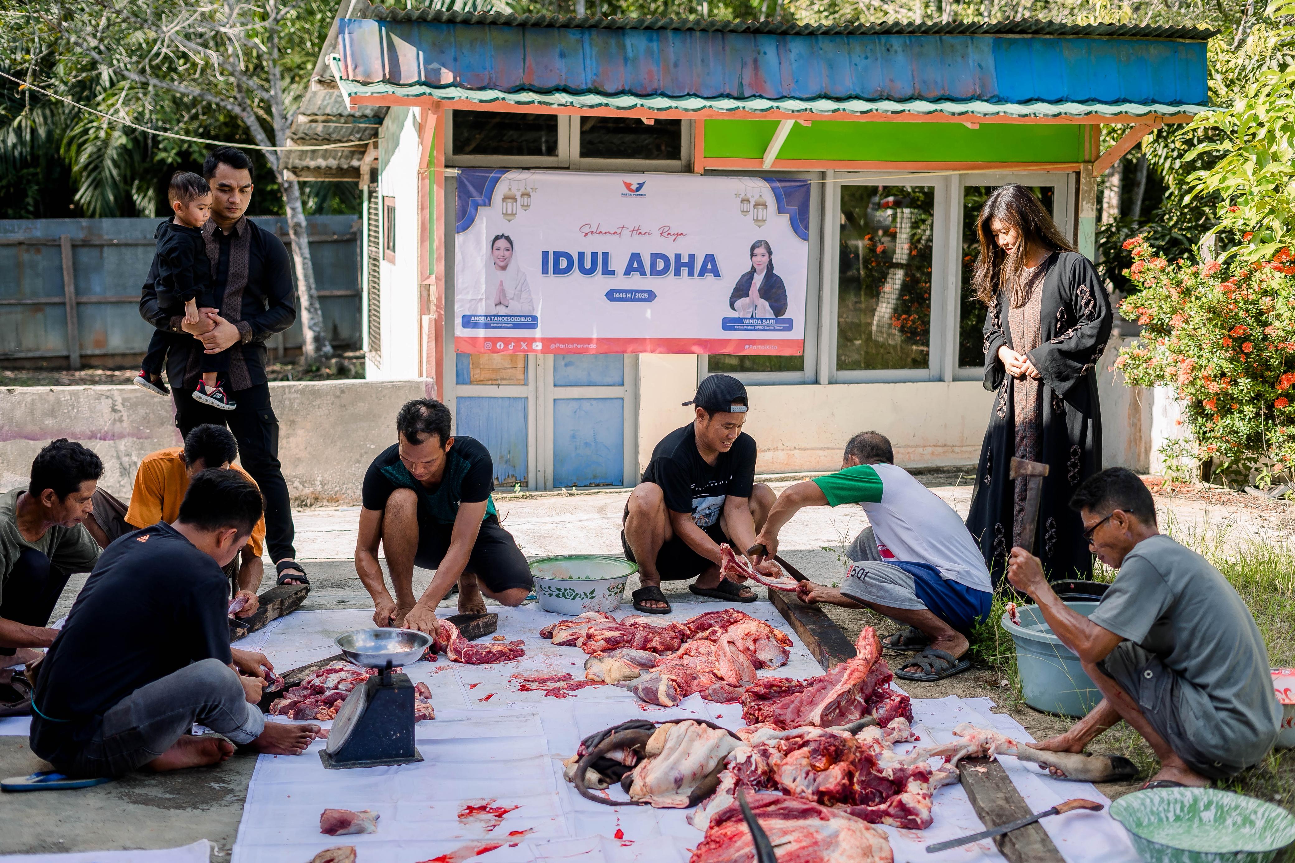 Puji Syukur & Terima Kasih, Warga Barito Timur Antusias Terima Daging Kurban dari Anggota DPRD Partai Perindo Winda Sari