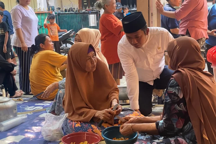 Legislator Perindo Serahkan Hewan Kurban ke Warga Cengkareng