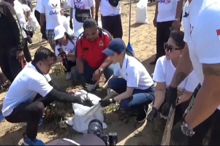 Ketum Perindo Angela Tanoesoedibjo Turun Aksi Nyata Bersih-bersih Sampah di Pantai Mertasari Bali