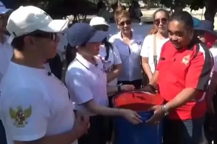 Tak Hanya Bersih-bersih Pantai, Plt Ketua DPW Perindo Bali Serahkan Tong Sampah dan Alat Pembersih