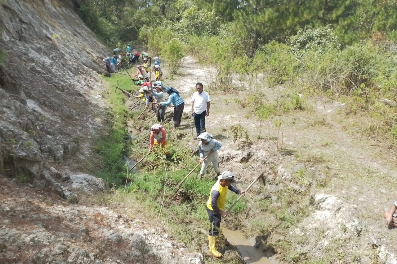 Antisipasi Longsor, Legislator Partai Perindo Lam Marganda Silaban Inisiasi Gotong Royong Bersihkan Irigasi di Humbahas Sumut