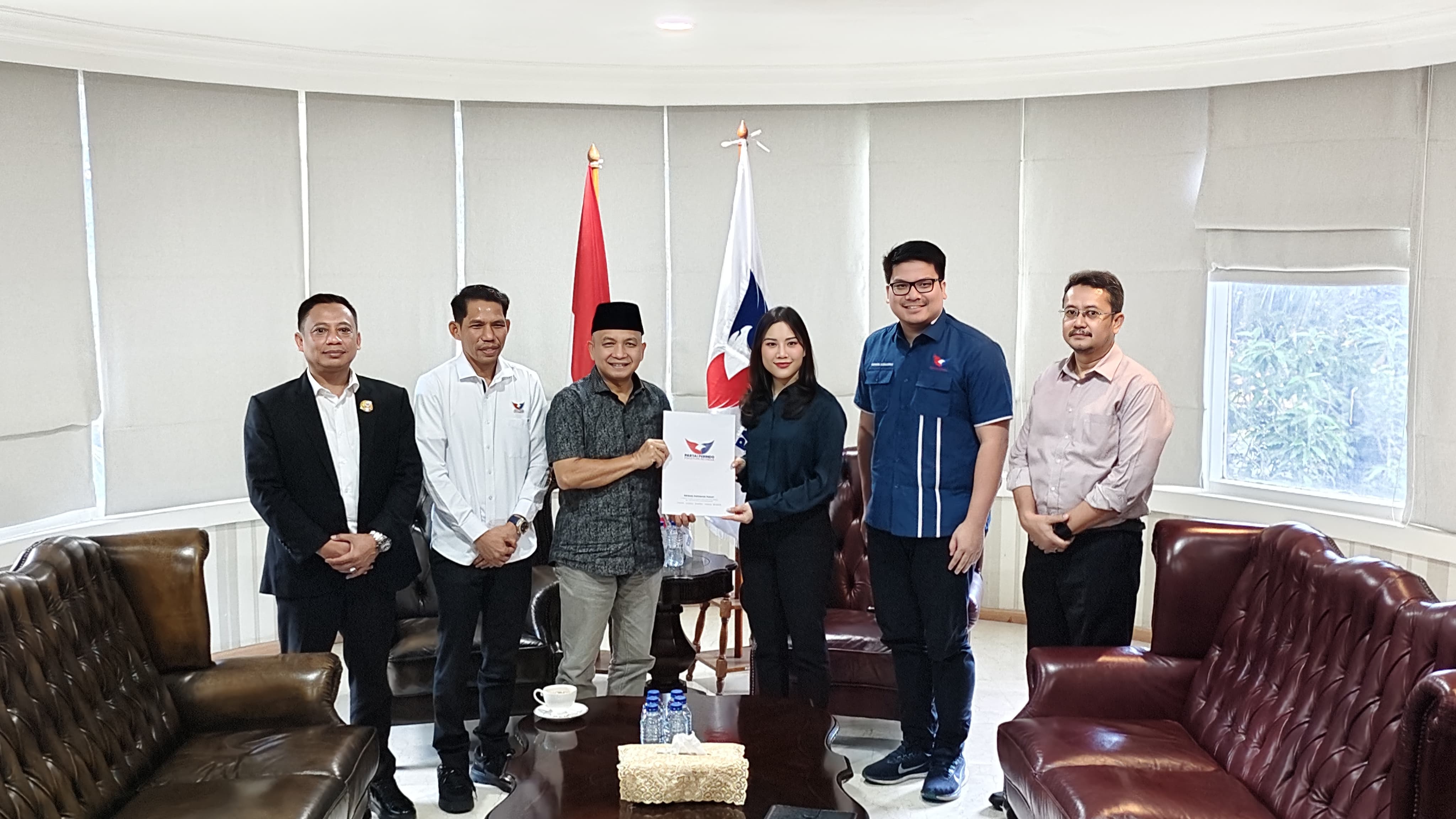Ketum Partai Perindo Angela Tanoesoedibjo Serahkan SK Dukungan ke Paslon ARUS di Pilbup Bangka