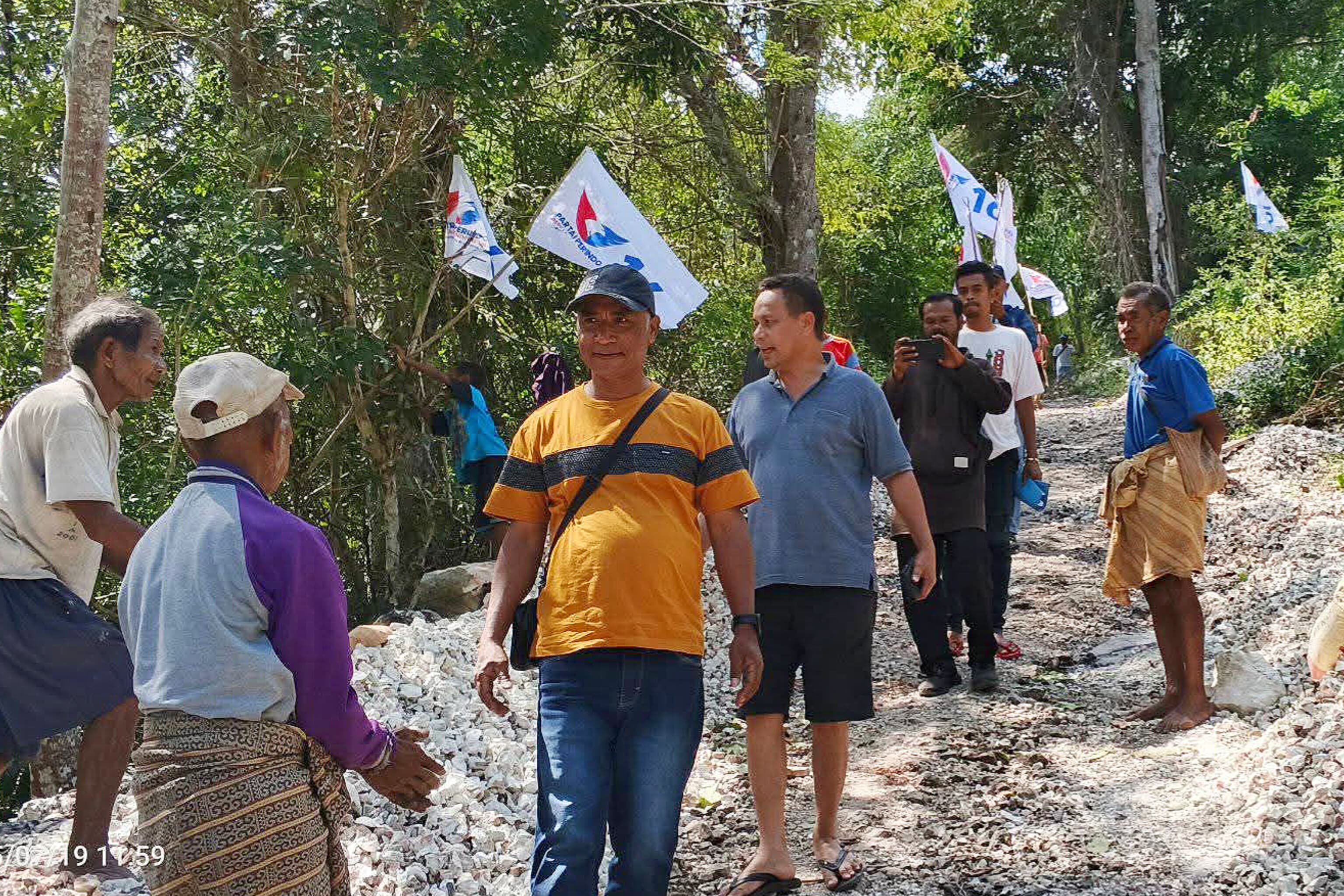 Gotong Royong di Kampung Halaman, Legislator Partai Perindo TTS Marthen Natonis: Kita Membangun Jalan & Harapan!