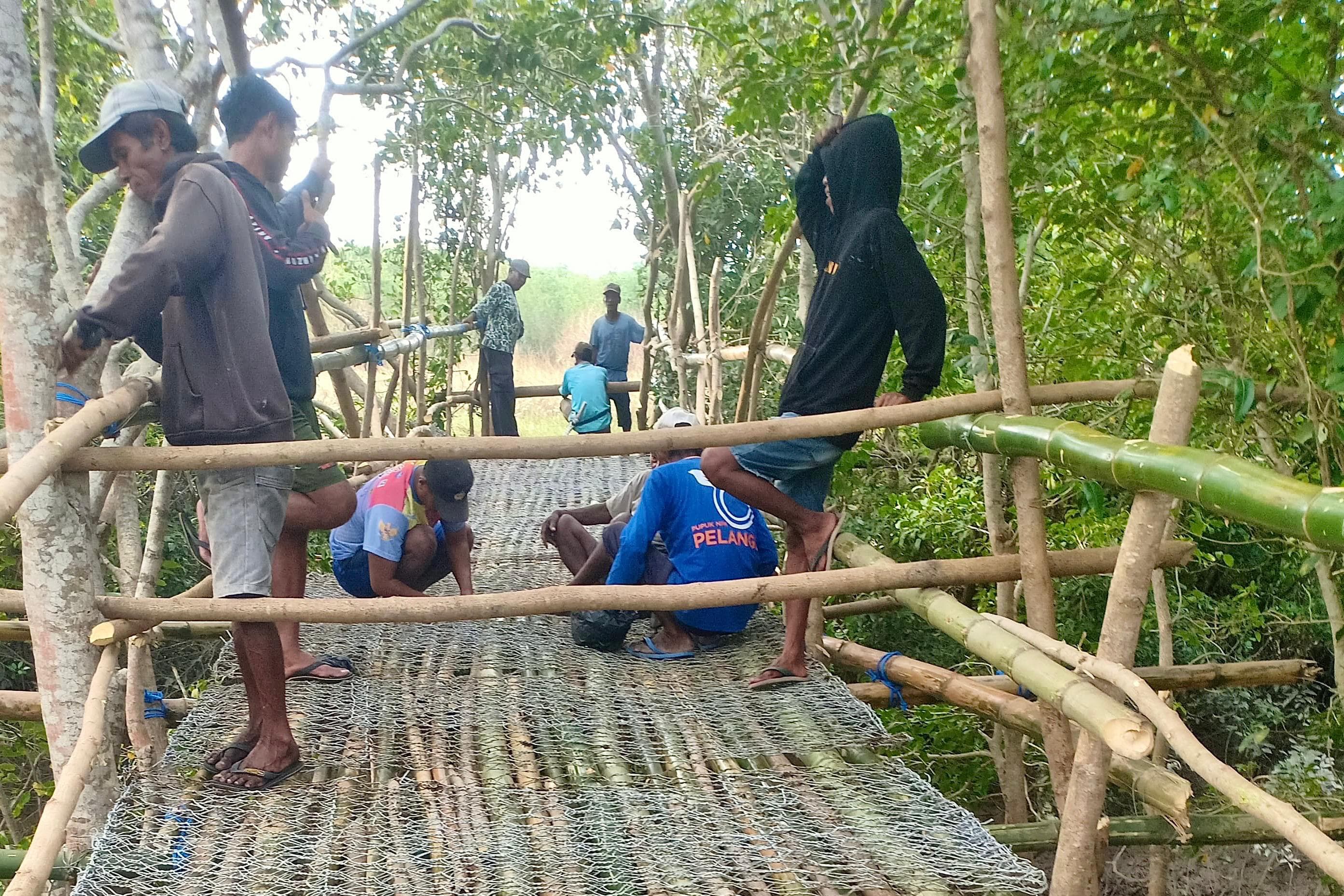 Peduli Petani Kupang, Anggota DPRD dari Partai Perindo Mesak Mbura Turut Kontribusi Bangun Jembatan Darurat