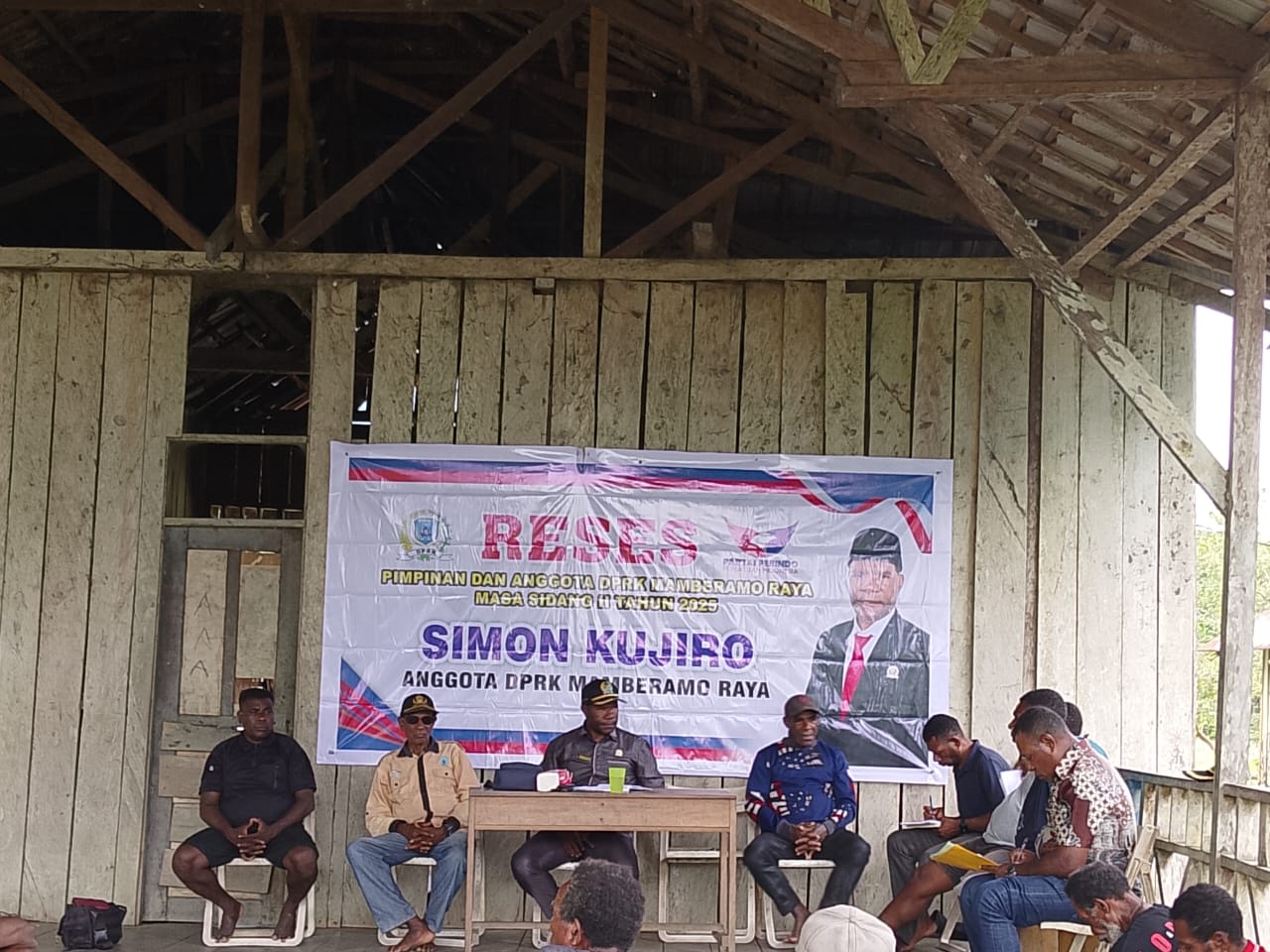 Tempuh Perjalanan Sungai, Legislator Partai Perindo Simon Kujiro Serap Aspirasi & Beri Bantuan Logistik ke Warga Mamberamo Raya