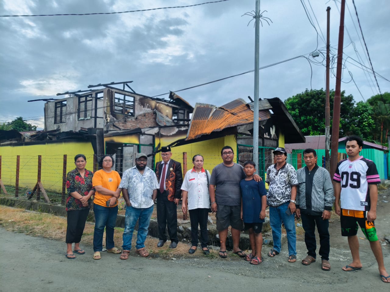 Peduli Konstituen, Anggota DPRK Nabire dari Partai Perindo Musa Mallisa Beri Dukungan Moril & Bantuan ke Warga Korban Kebakaran