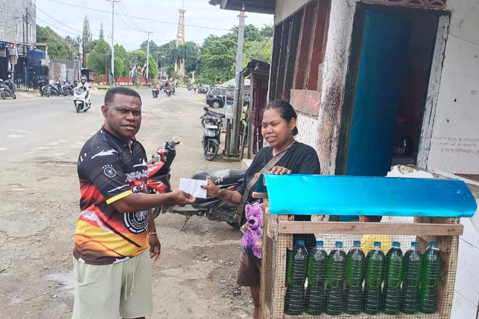 Bantu Modal Penjual Bensin Eceran di Sorong, Legislator Partai Perindo Jhony Kareth Pacu Kesejahteraan Perempuan Pelaku UMKM