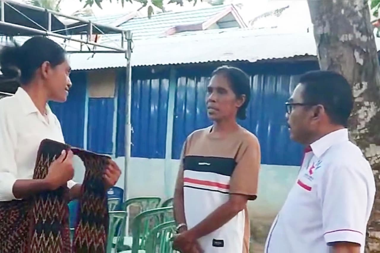 Pacu Produktivitas Penenun Sikka NTT, Legislator Partai Perindo Marthen Luther Adji Salurkan Bantuan Benang