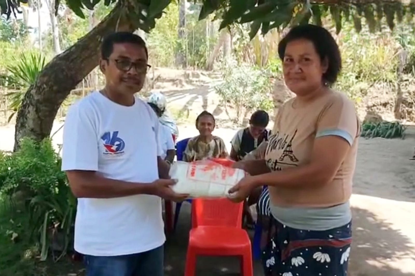 Sejahterakan Penenun Sikka NTT, Legislator Partai Perindo Marthen Luther Adji Terus Pasok Bantuan Benang